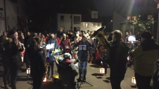 JuKa umrahmt Laterne laufen